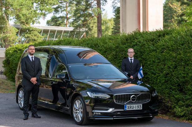 Hautausauto ja kaksi kuljettajaa